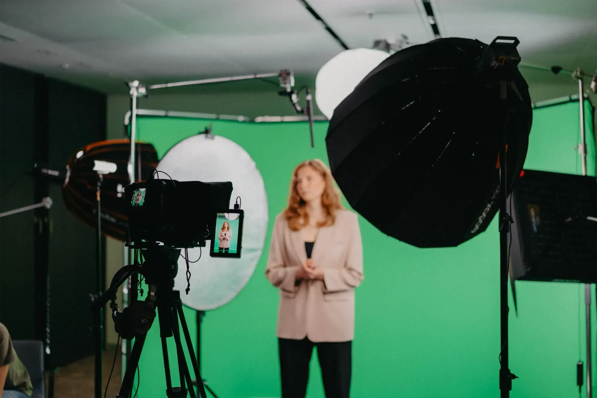 K&R behind the scenes: woman in front of a green screen in the photo studio