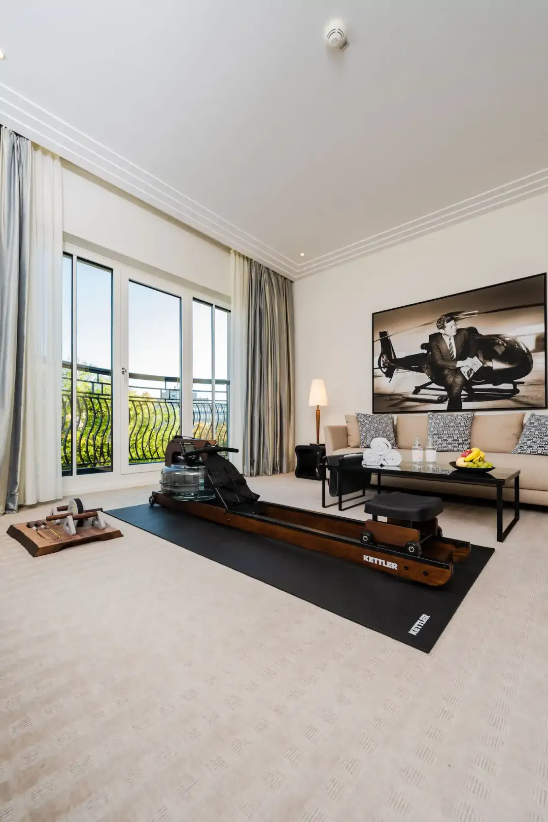 Fitnessraum mit Kettler-Rudergerät und JFK-Helikopter-Kunstdruck – Rocco Forte Charles Hotel