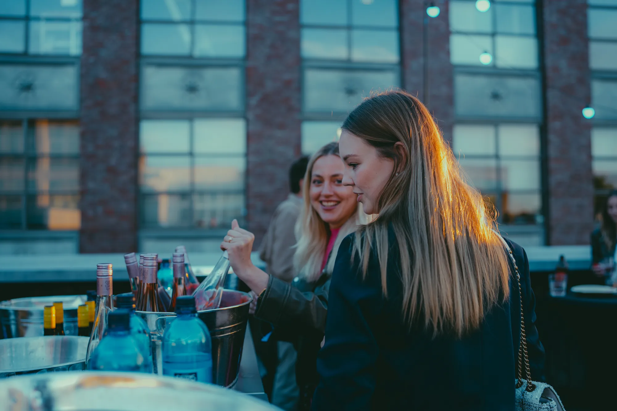 Team-Moment bei Klein & Rose Frankfurt – Agentur für Branding und Fotografie