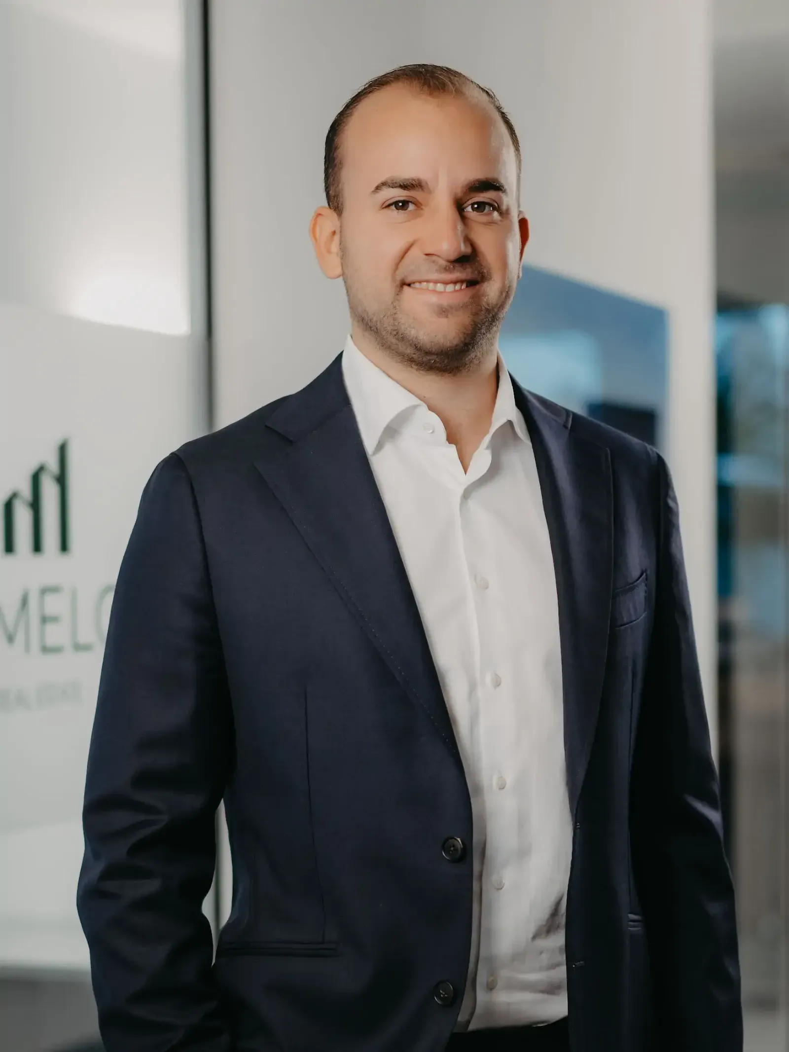 PrimeLog business portrait: smiling man in a shirt and blazer