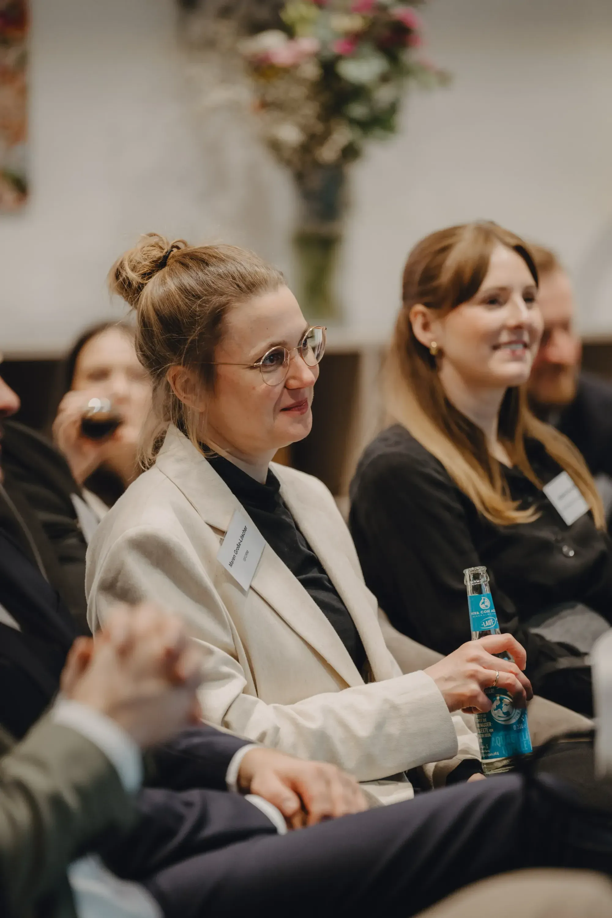 Publikum verfolgt aufmerksam den Vortrag beim KI-Event von White Bird GmbH
