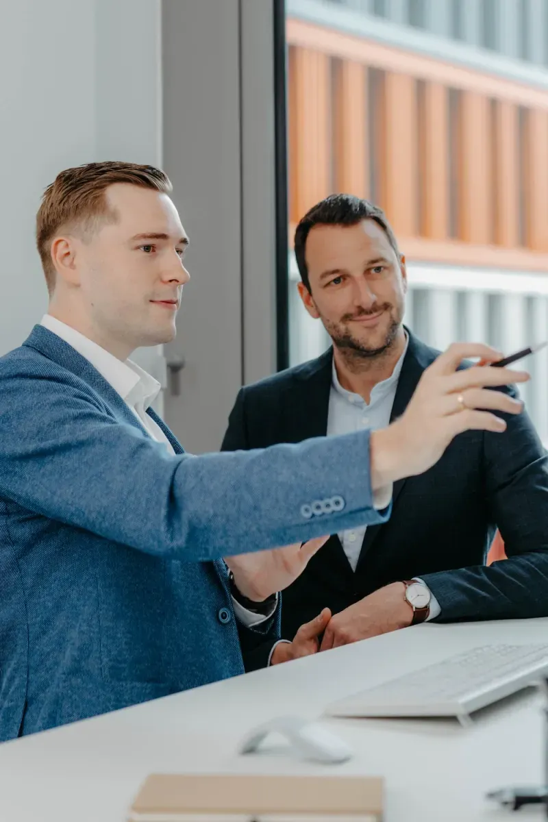 VAP team: two men pointing at a screen and working together