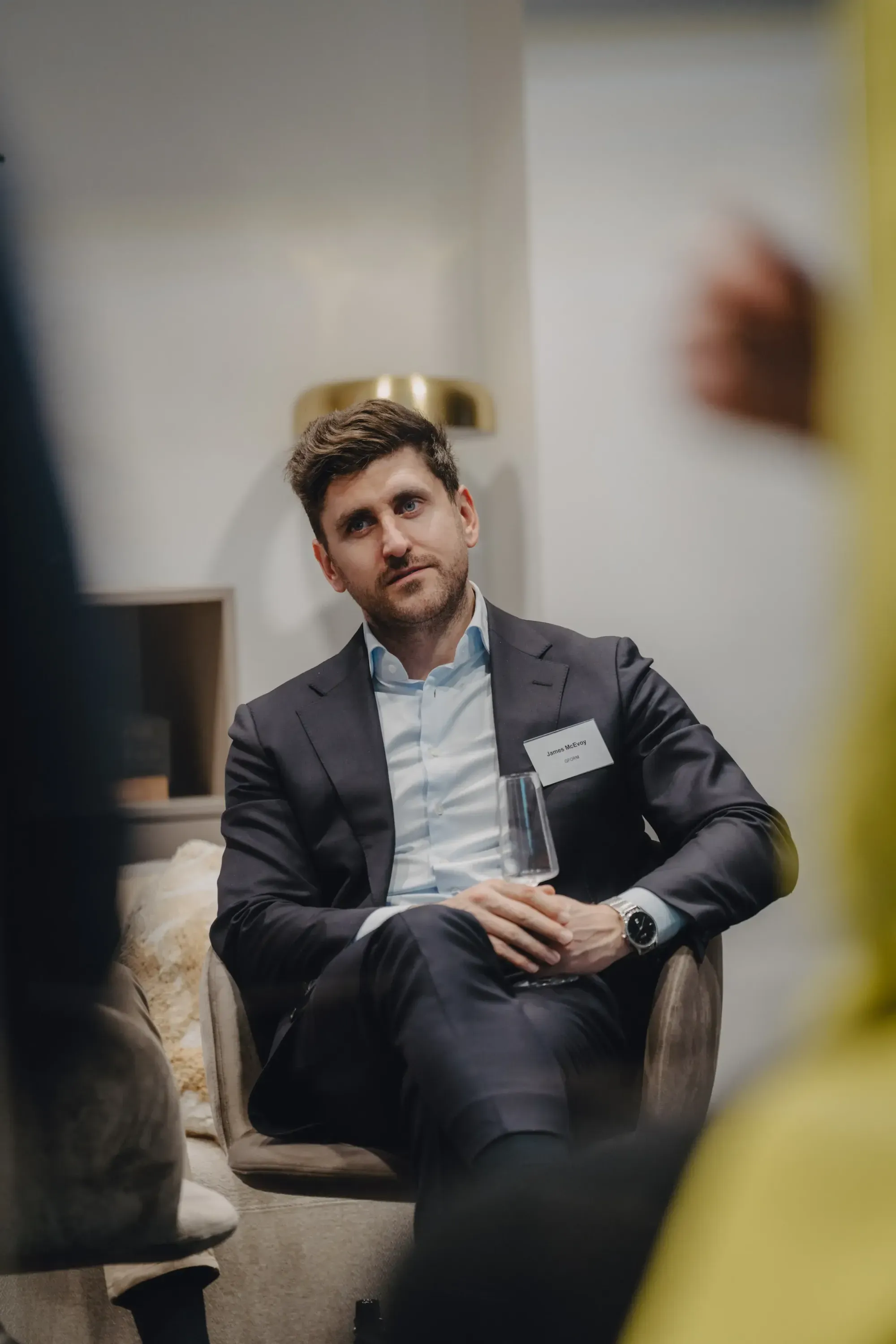 Gäste im Austausch während der Pause beim KI-Event von White Bird GmbH