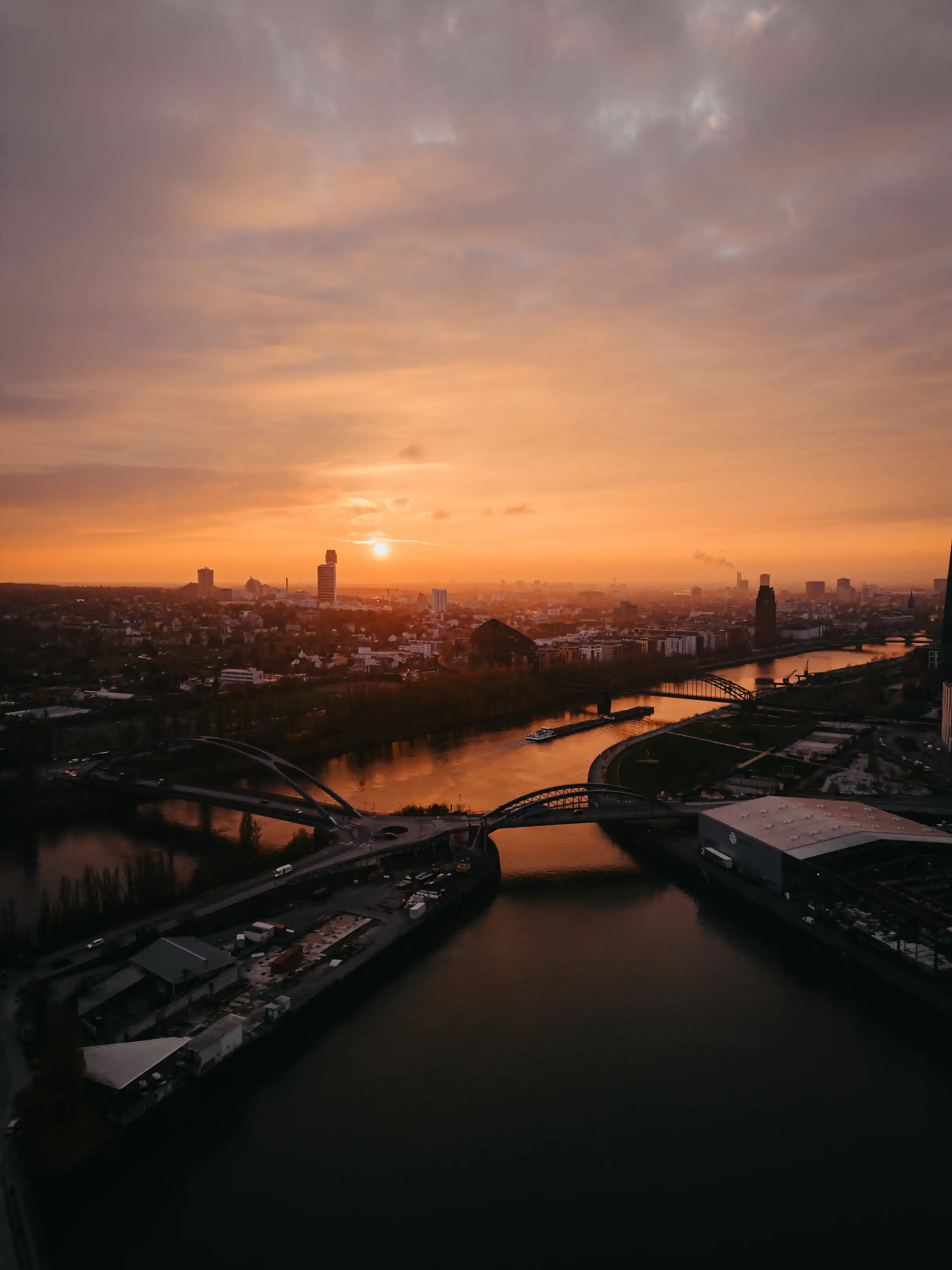 Doppelbrücke am Frankfurter Osthafen mit Binnenschiff im Abendrot – Frankfurt Ostend