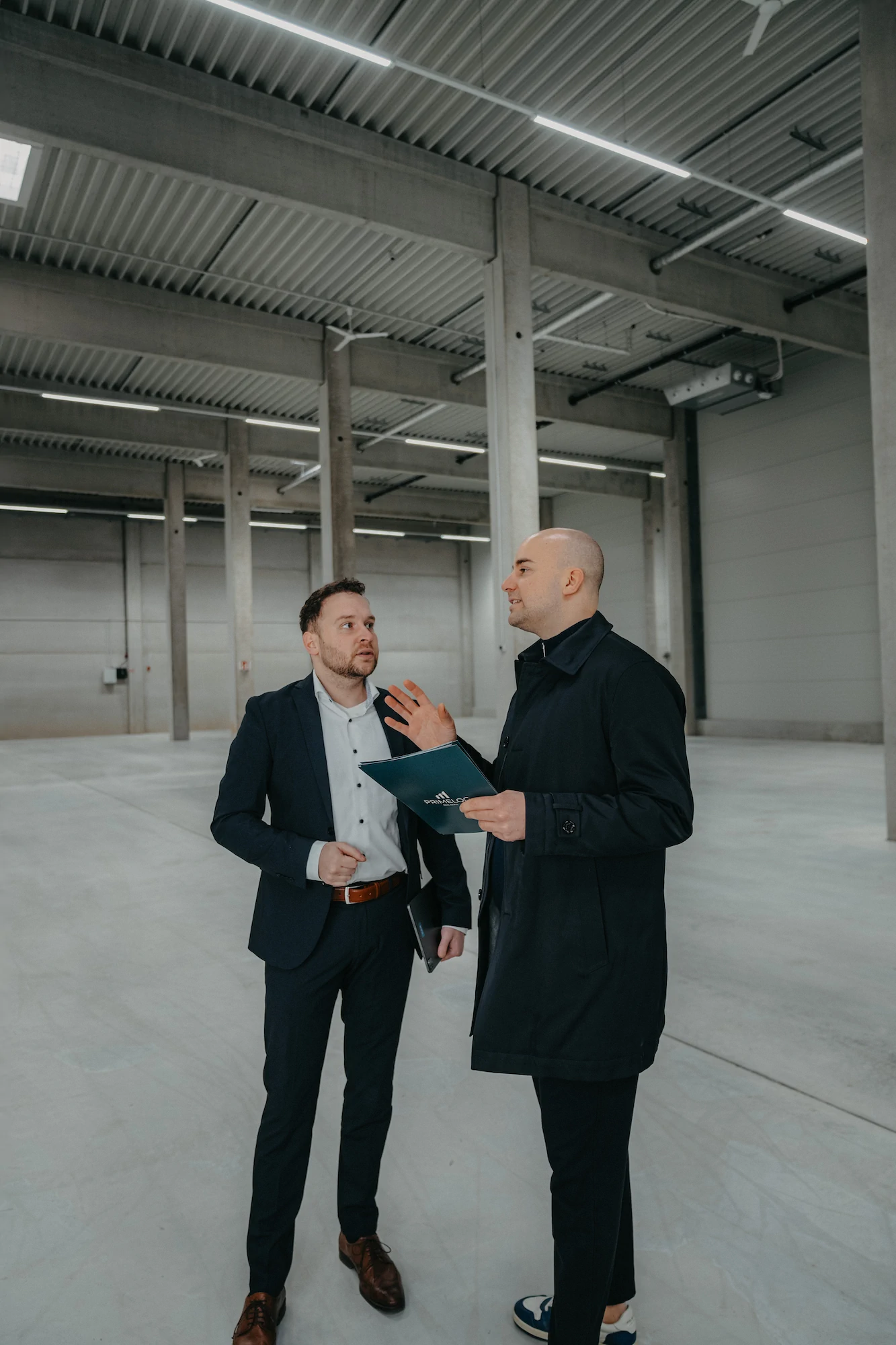 Professionelles Brandshooting PrimeLog Real Estate – Kreativkonzept Klein & Rose