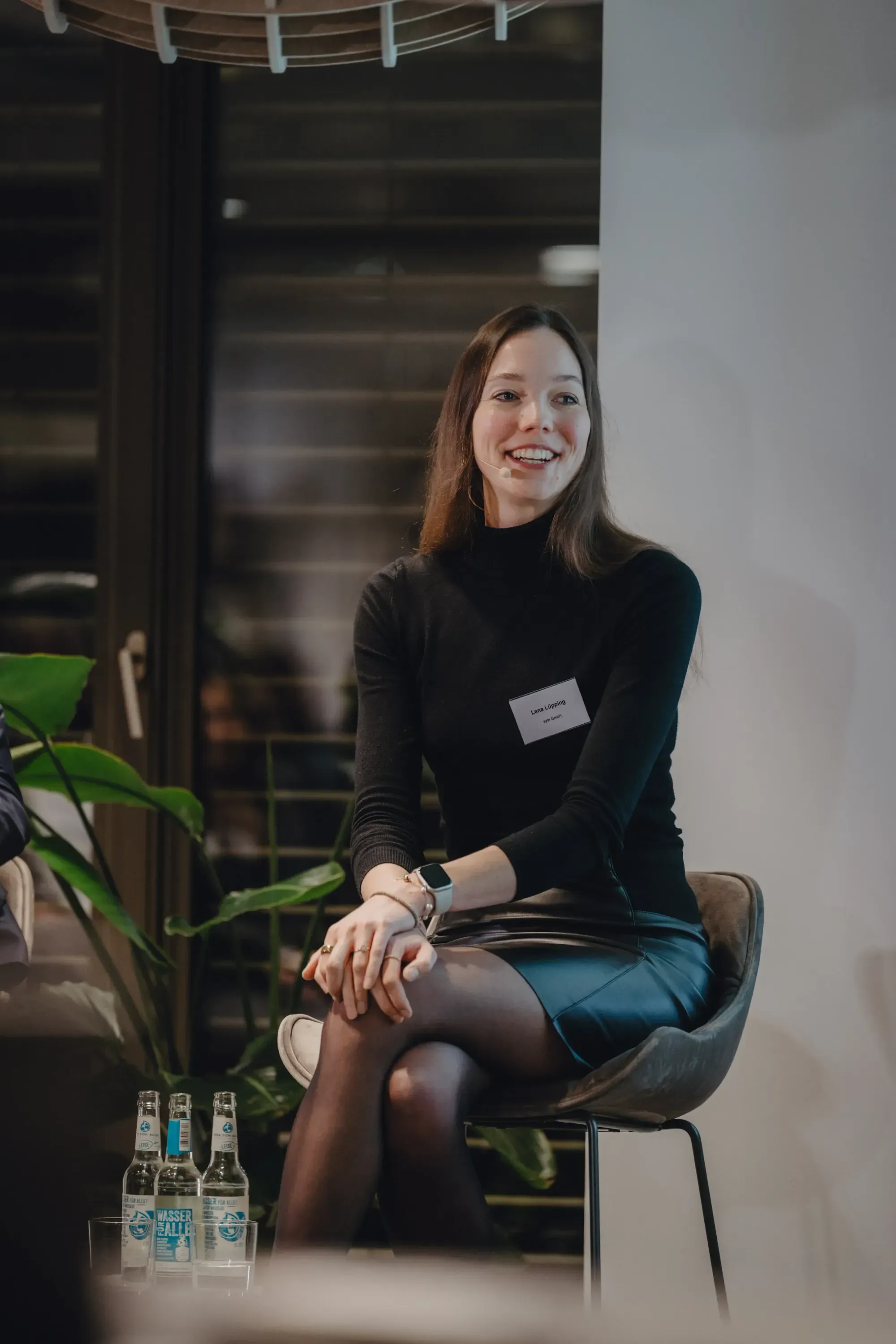 Gäste lachen und tauschen sich aus bei der White Bird Veranstaltung in Frankfurt