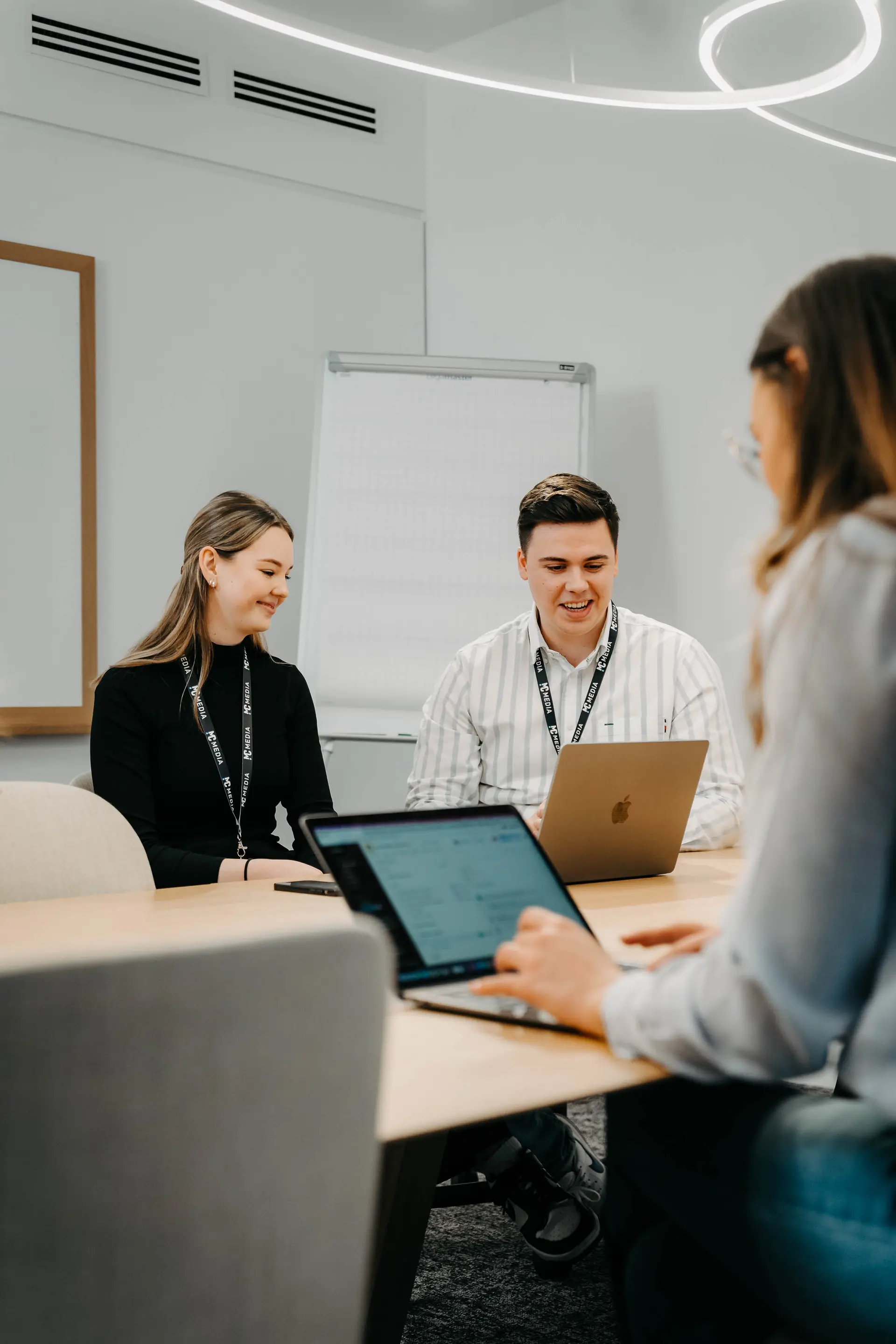 Professionelles Brandshooting MC Media GmbH | Employer Branding – Kreativkonzept Klein & Rose
