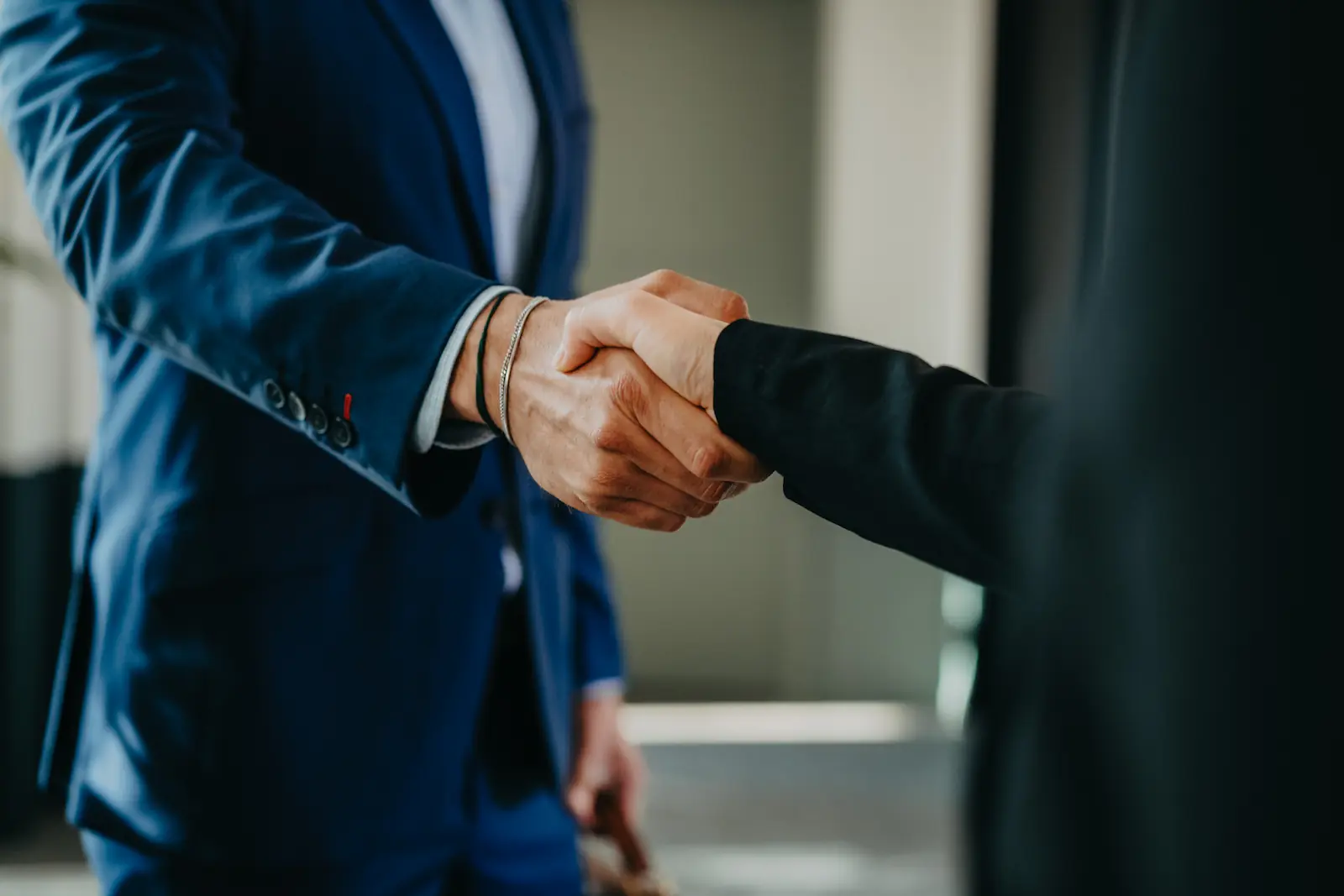 proQtech Team: Handschlag im geschaeftlichen Umfeld – Employer Branding