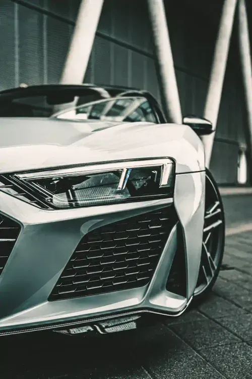 Silberner Audi R8 Scheinwerfer und Kühlergrill-Nahaufnahme vor Carbon-Architektur – Audi R8 Shooting