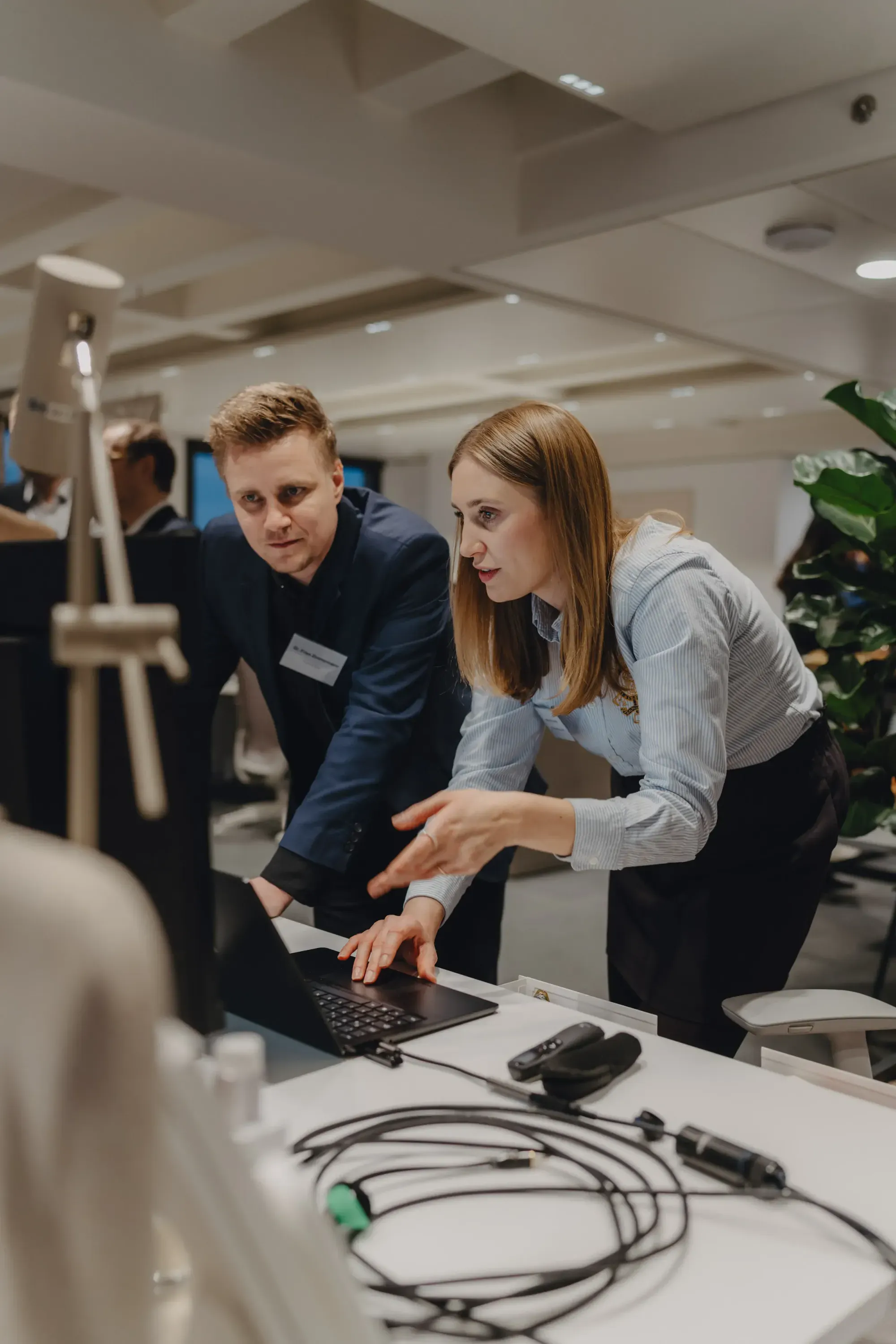Teilnehmer im Gespräch bei der KI-Veranstaltung von White Bird GmbH in Frankfurt