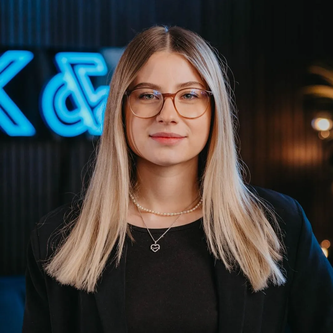 Laechelnde Frau in gestreiftem Cardigan – Business Portrait von K&R