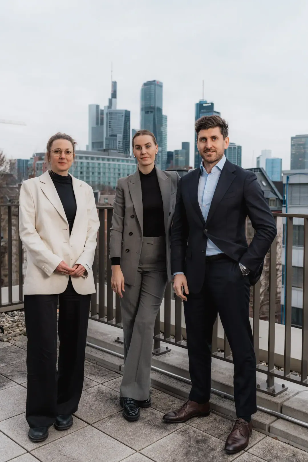 Business-Teilnehmer auf der Dachterrasse mit Frankfurter Skyline beim White Bird Event