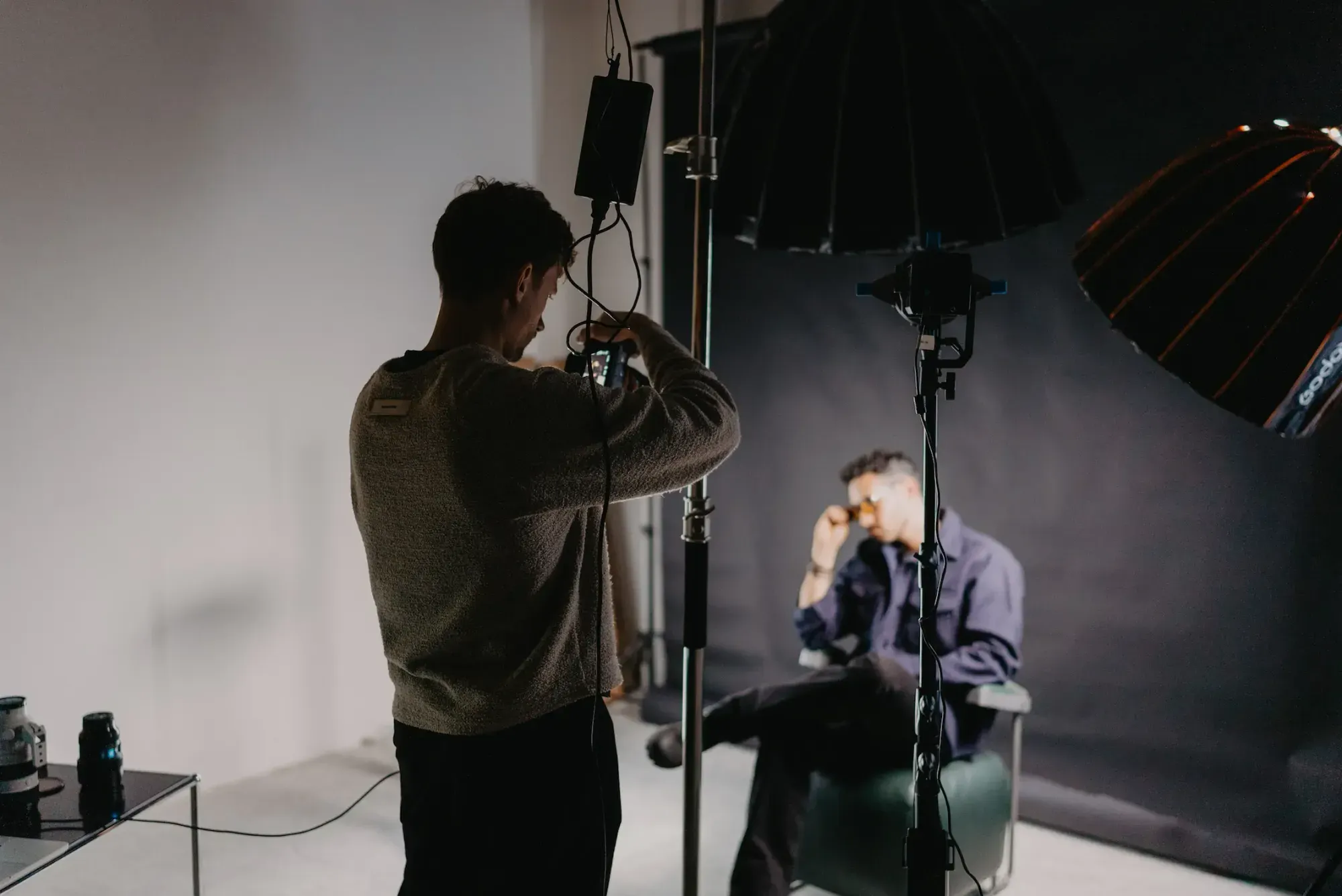 Masilla portrait: photographer taking a portrait photo in the studio with lighting