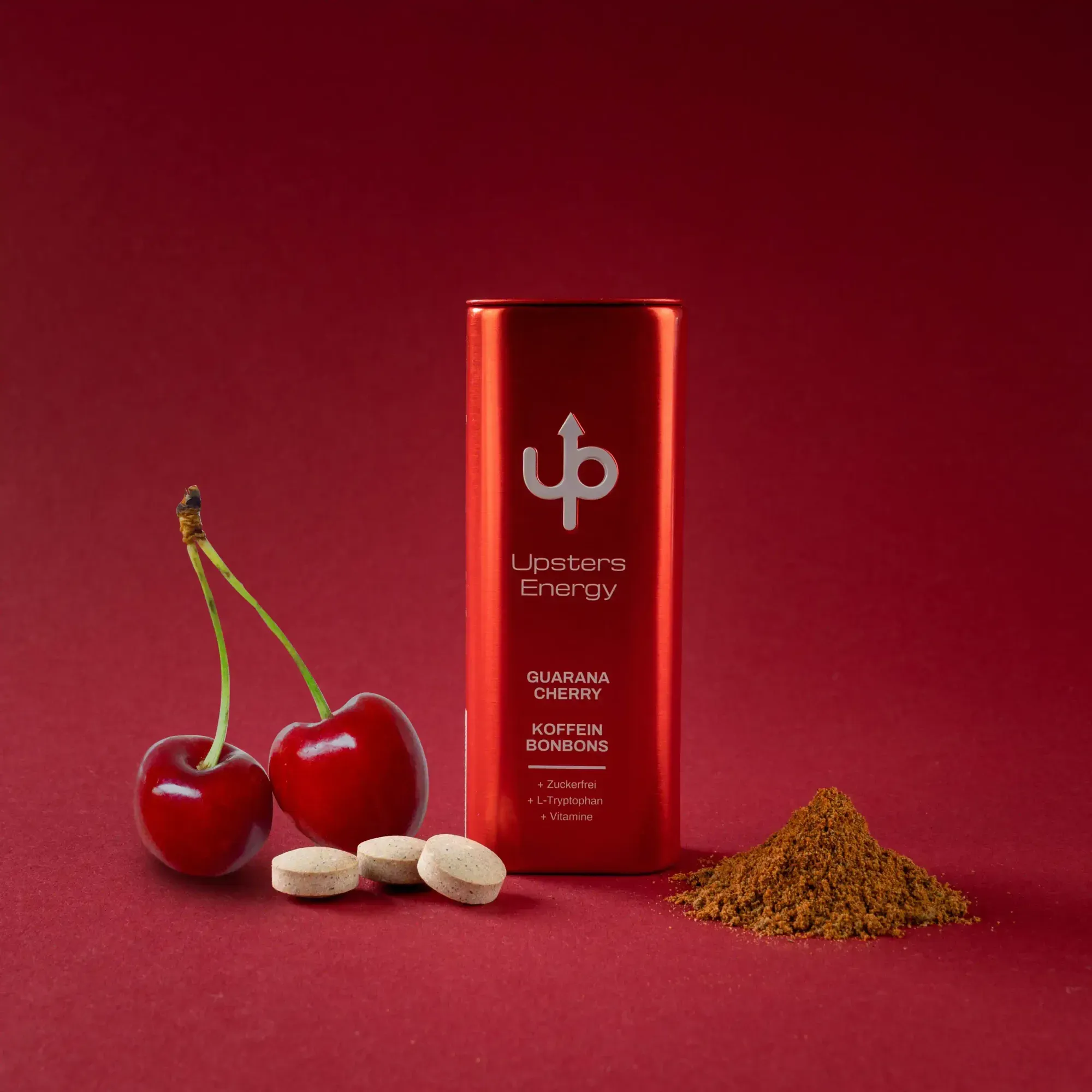 Rote Upsters-Energy-Dose mit Kirschen, Guaranapulver und drei Bonbons auf Bordeaux – Upsters Guarana