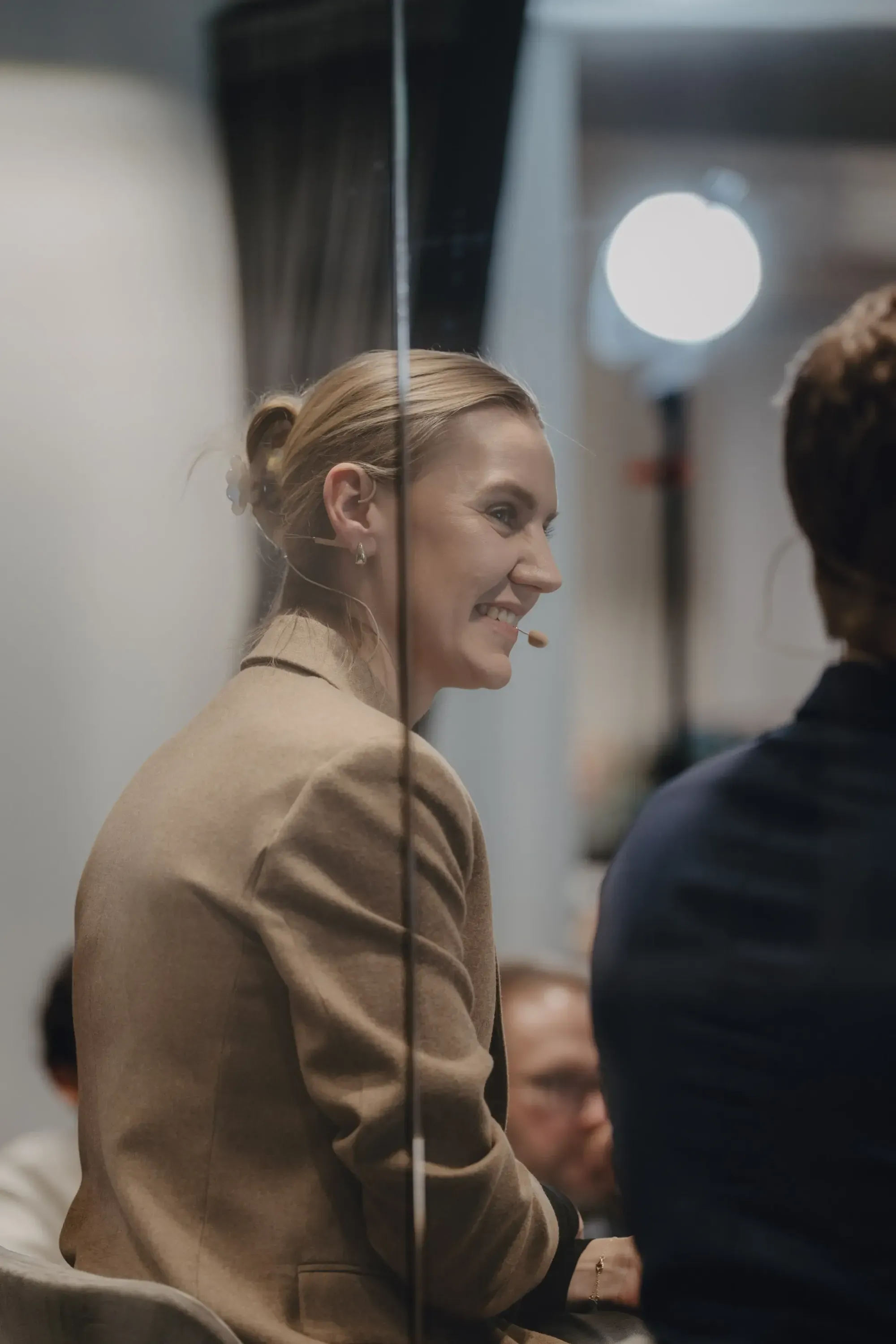Teilnehmerin hört aufmerksam zu beim KI-Event von White Bird GmbH in Frankfurt