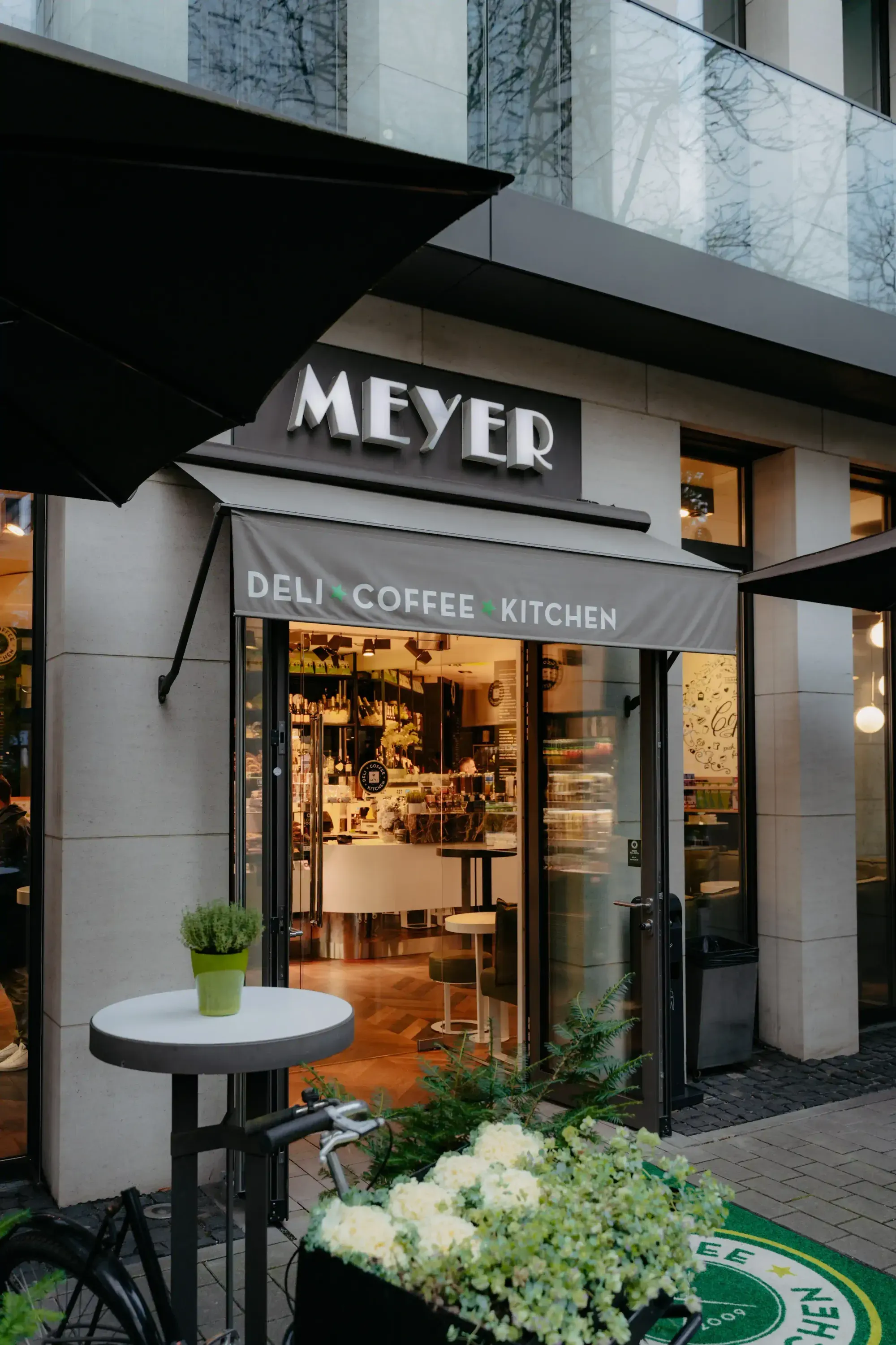 Feinkost Meyer Deli Westend Frankfurt - Interieur (2)