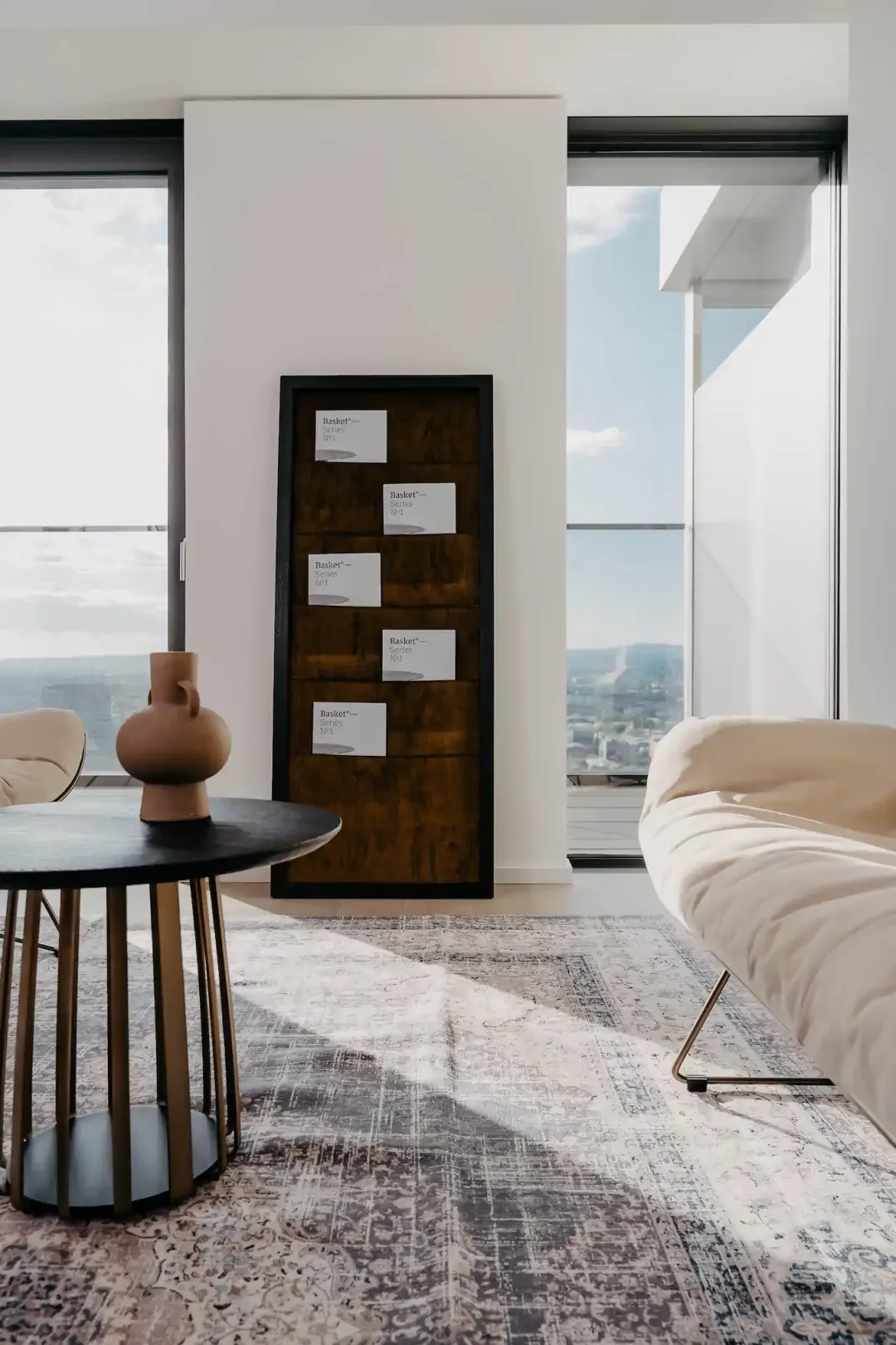 Wohnzimmer mit Basket-Series-Artwork und Keramikvase – One Forty West Frankfurt