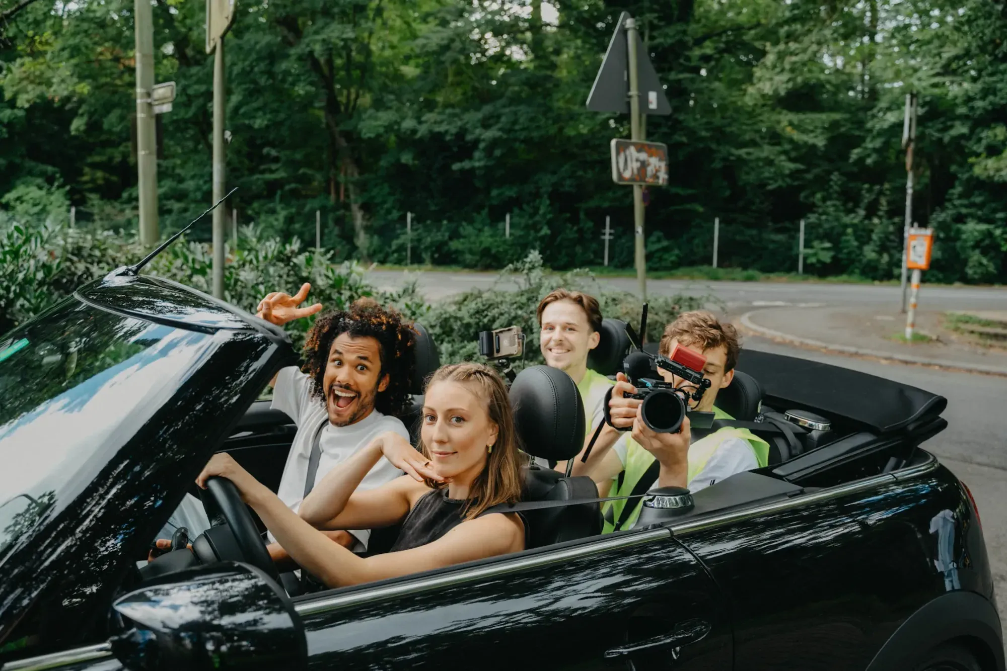 K&R behind the scenes: four young people in a black convertible