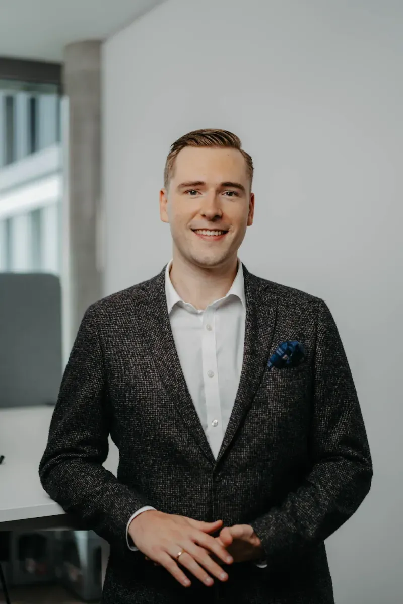 VAP business portrait: man in a white shirt and dark blazer