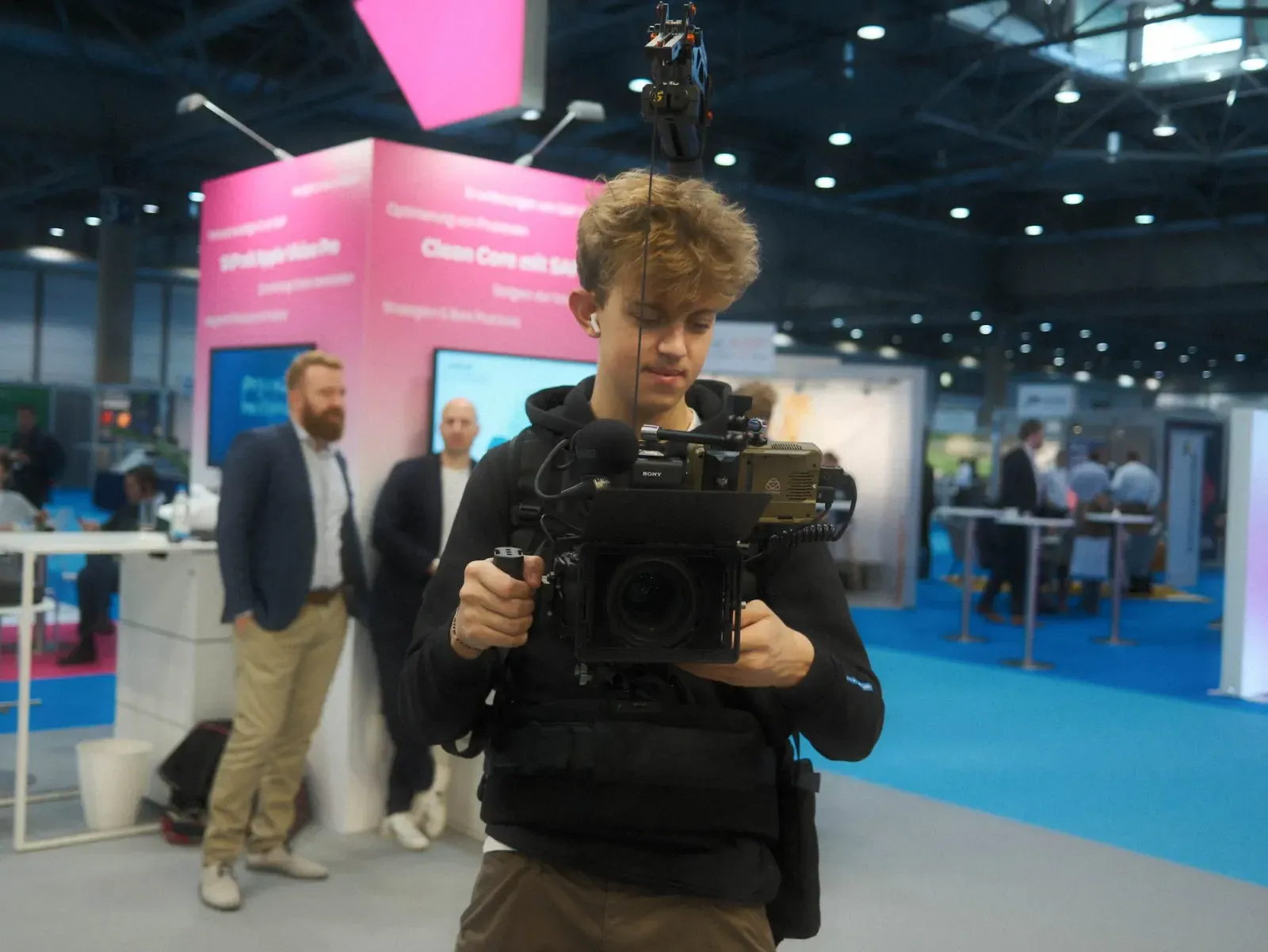 SAP DSAG behind the scenes: cameraman filming at a trade fair