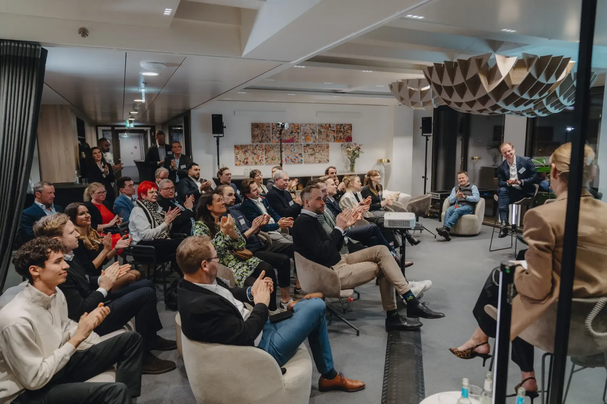 Eventbegleitung zeigt Networking-Szene beim White Bird KI-Event