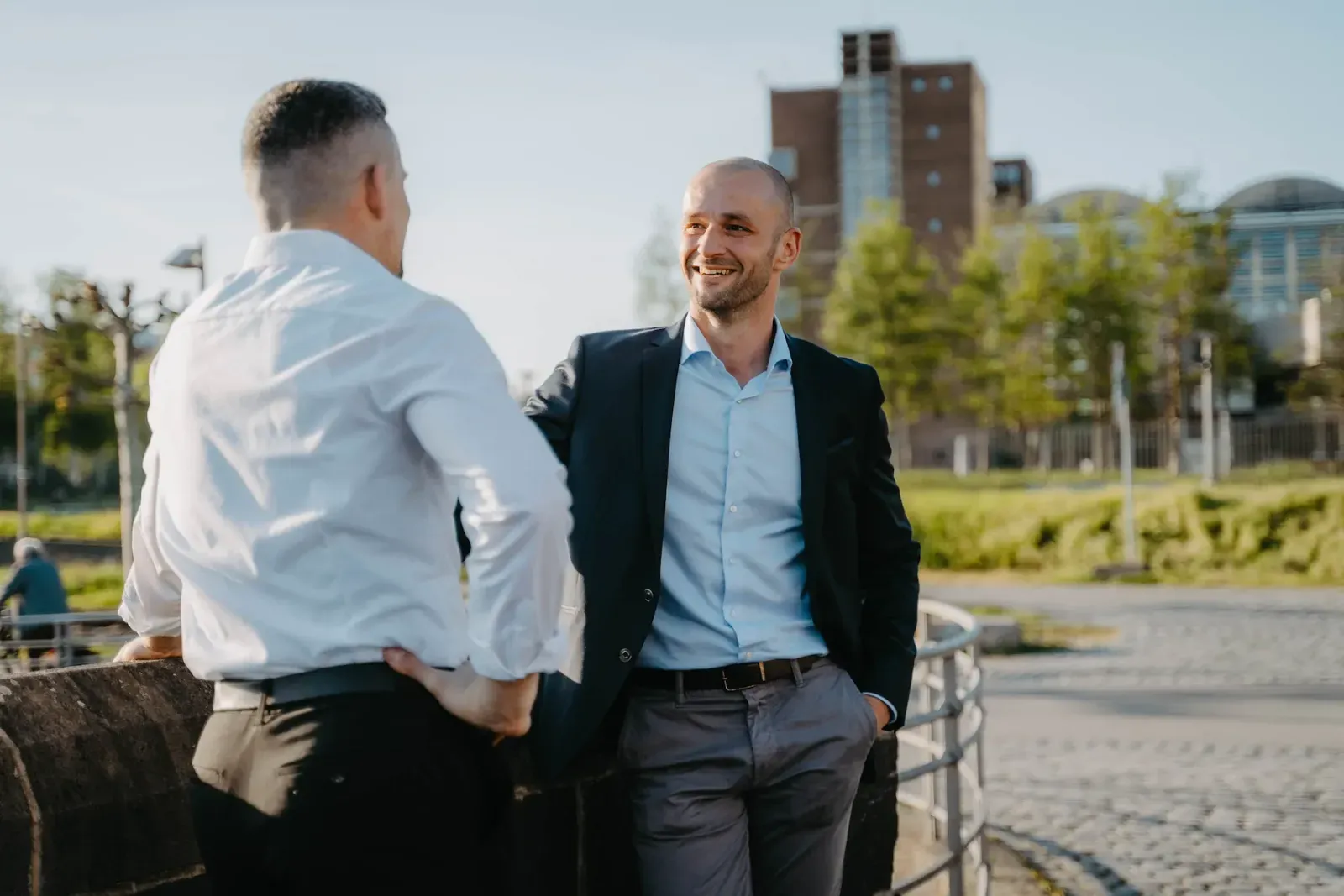 proQtech team: two men chatting outside in Frankfurt